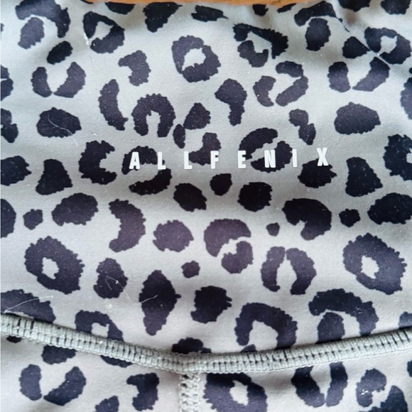 Stylish Gray Leopard Print Leggings - Picture 9 of 10